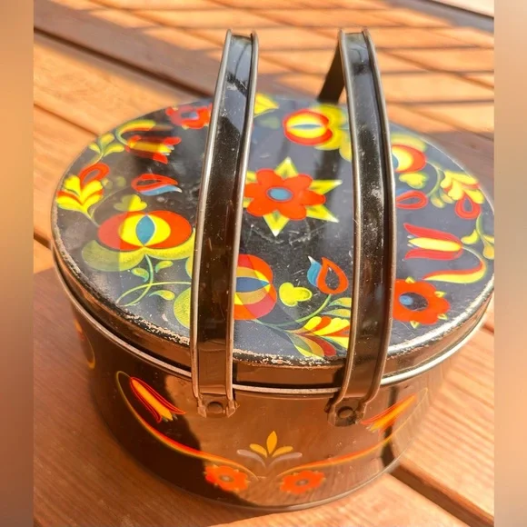 Vintage Pennsylvania Dutch Folk Art Metal Picnic/Sewing Tin Lidded w/Handles - Picture 2 of 9